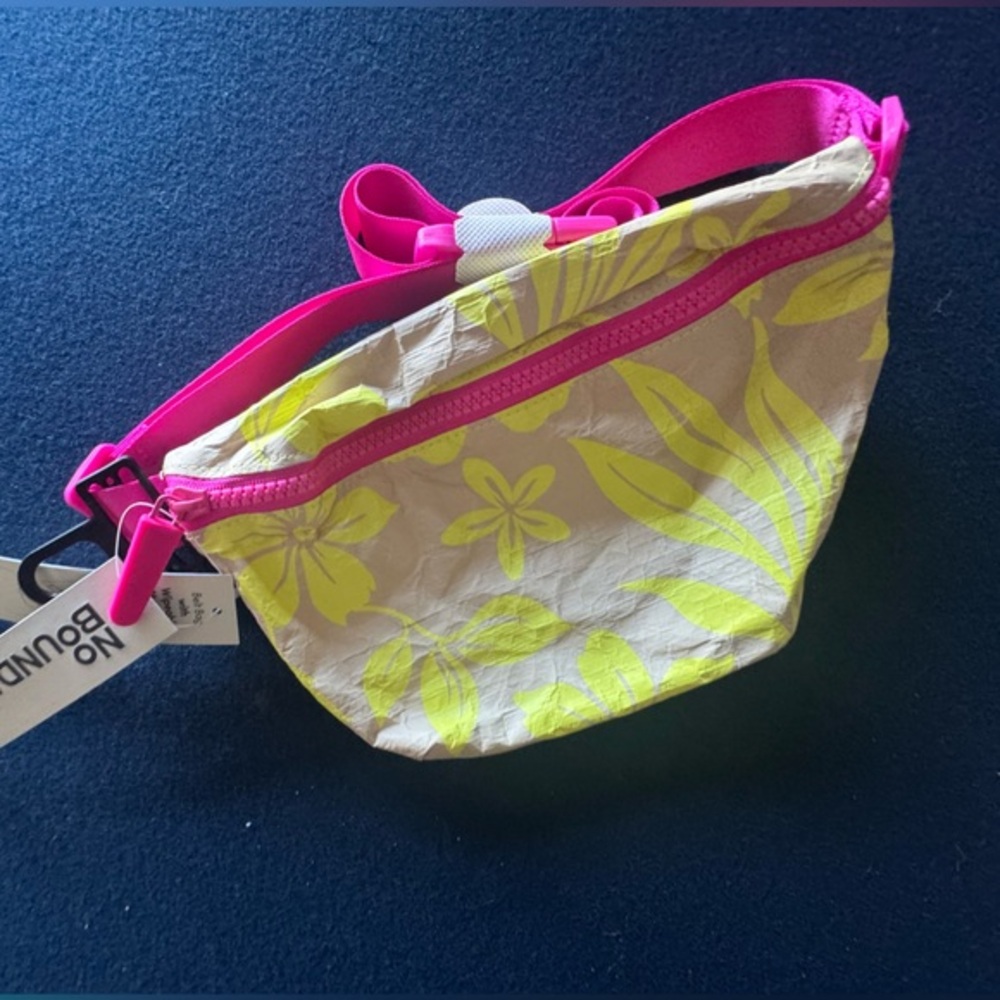 “Washable fabric”floral/tropical belt Bag with Pink Accents, adjustable strap🩷🌴
